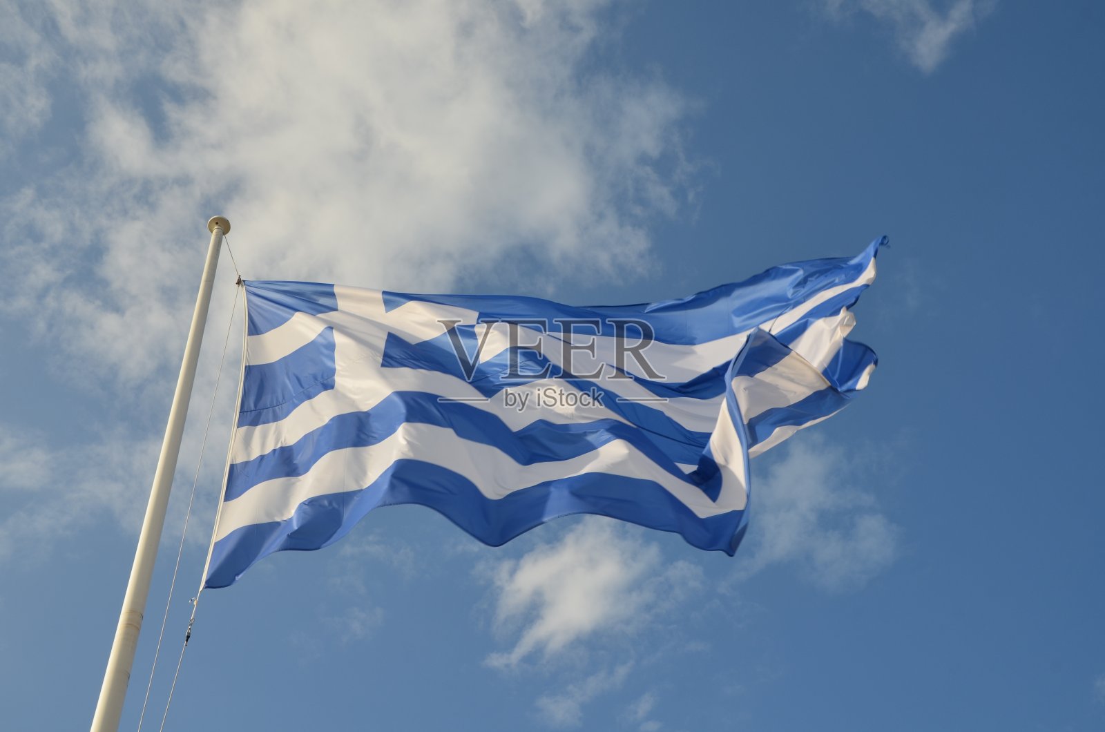 柱子上是希腊国旗，背景是蓝天照片摄影图片