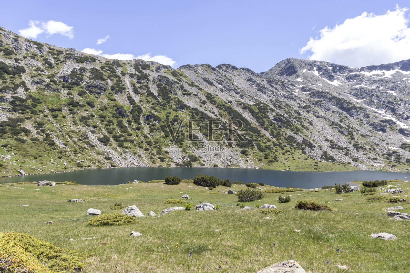 保加利亚瑞拉山的鱼湖(Ribni Ezera)的夏季视图照片摄影图片