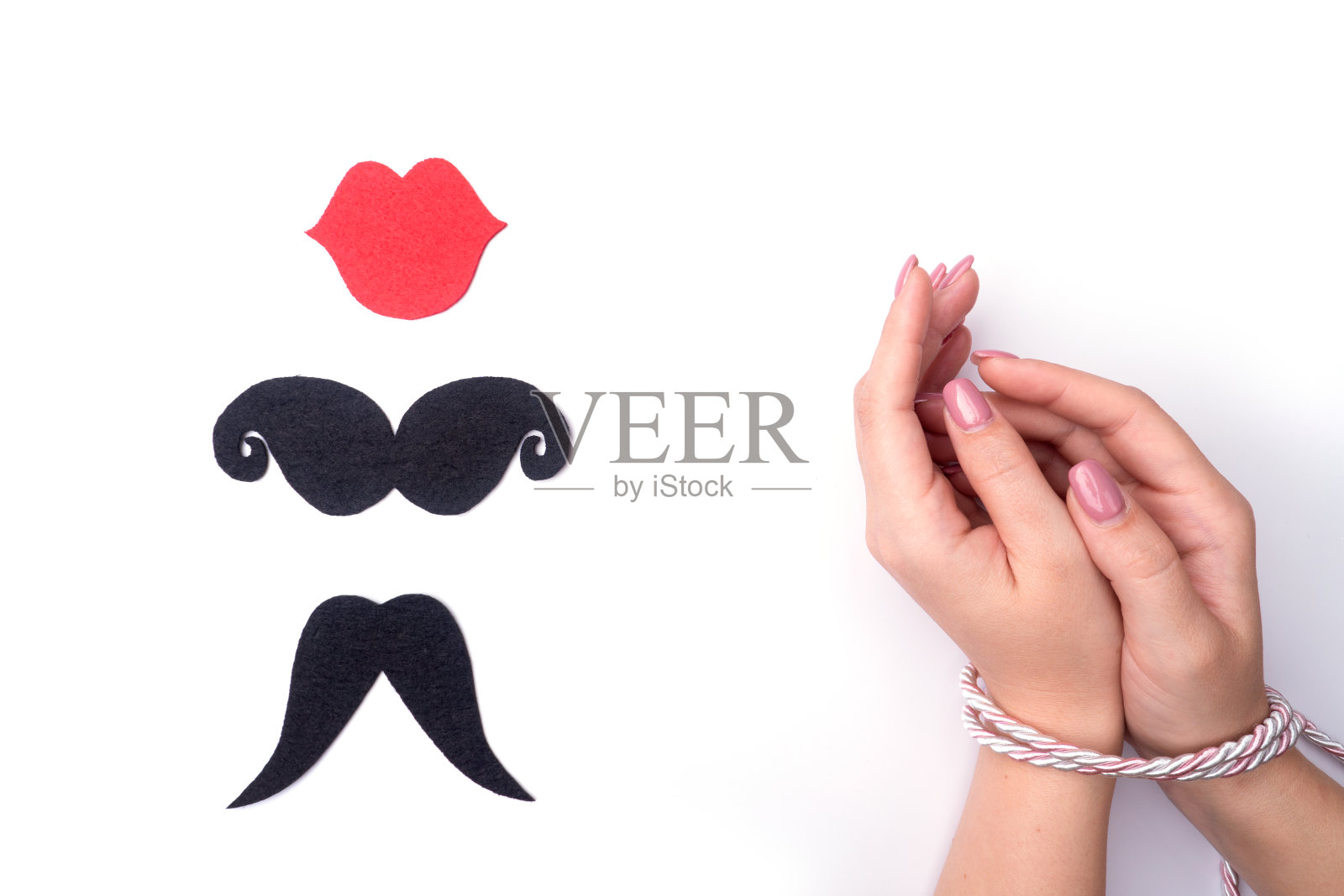 斯巴里女士的双手是日本艺术，时尚的美甲，用一根绳子绑在白色的背景上，从上往下看带有洗刷人的象征形式。照片摄影图片