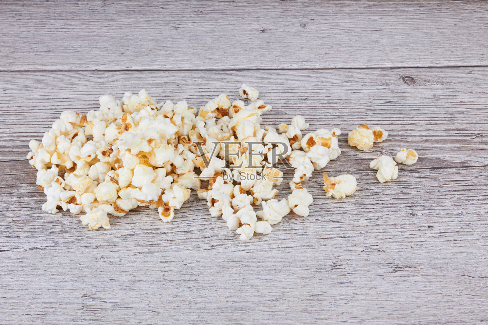 木质背景上的爆米花照片摄影图片