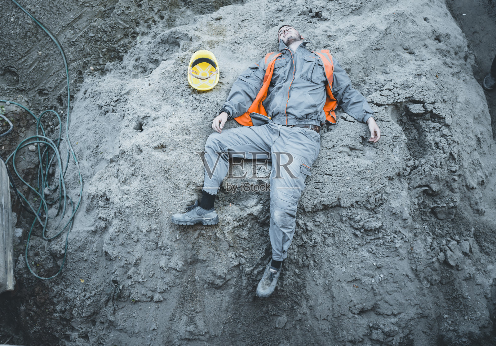 建筑工人在建筑工地受伤照片摄影图片