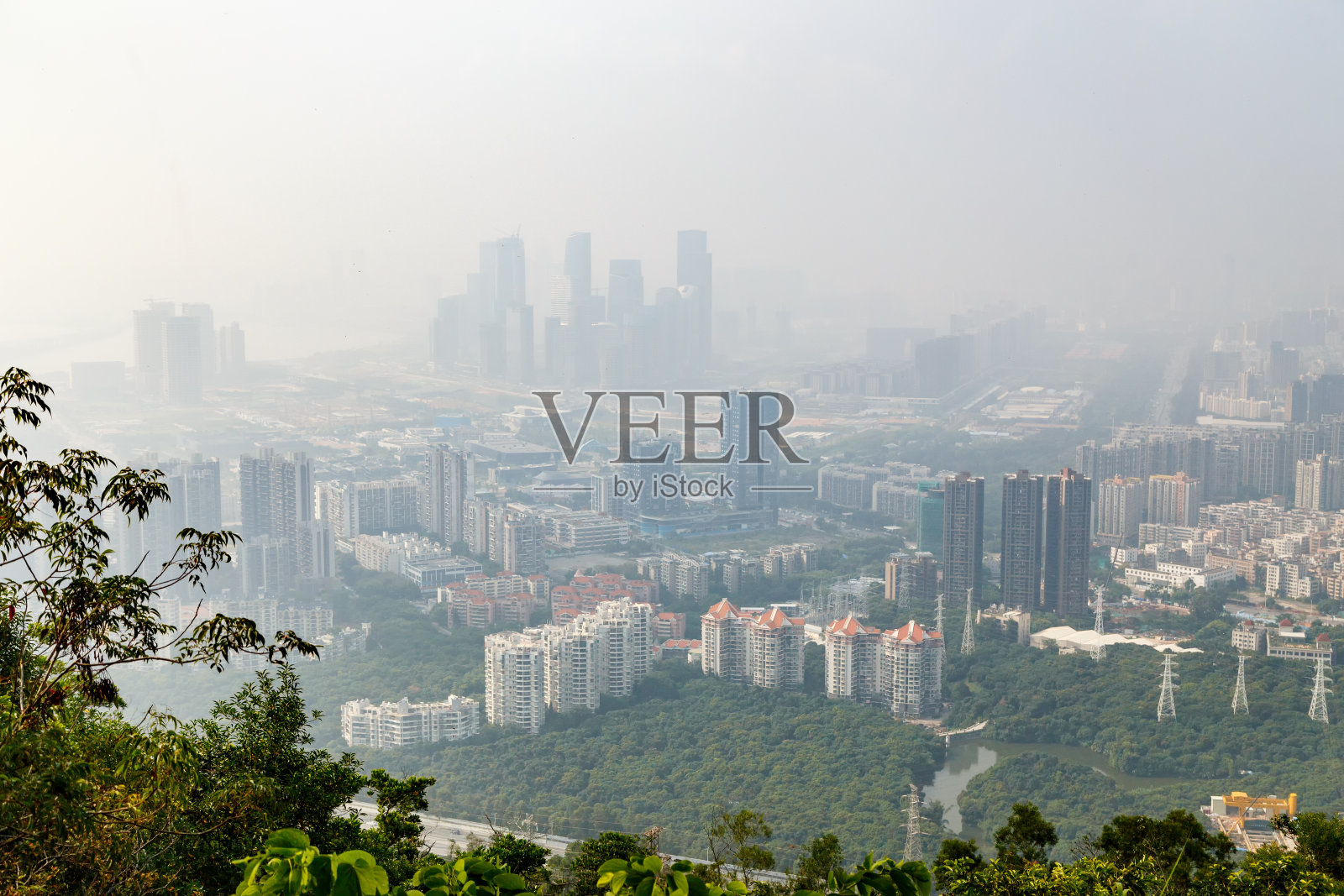 从山上看这个雾蒙蒙的城市照片摄影图片