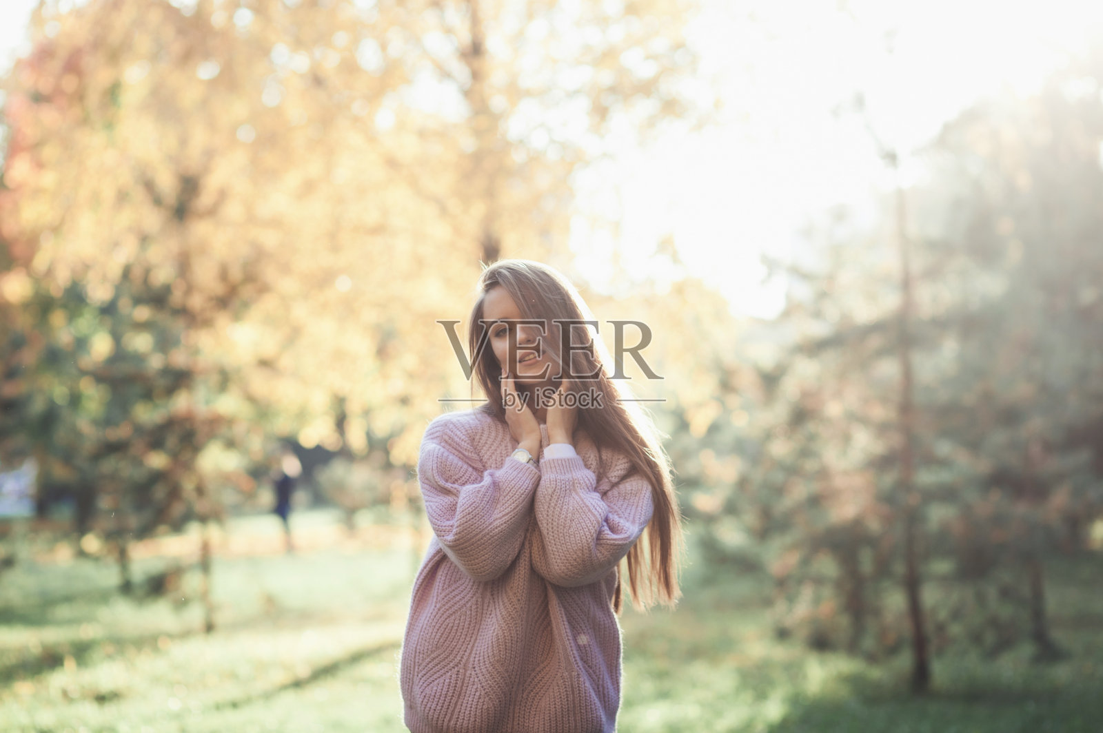 秋高气爽的一天，公园里的女人照片摄影图片