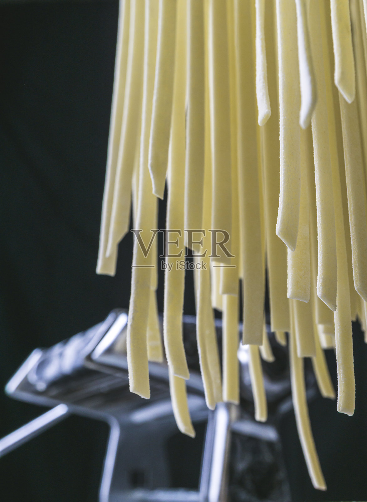 干燥过程中的新鲜面条。照片摄影图片
