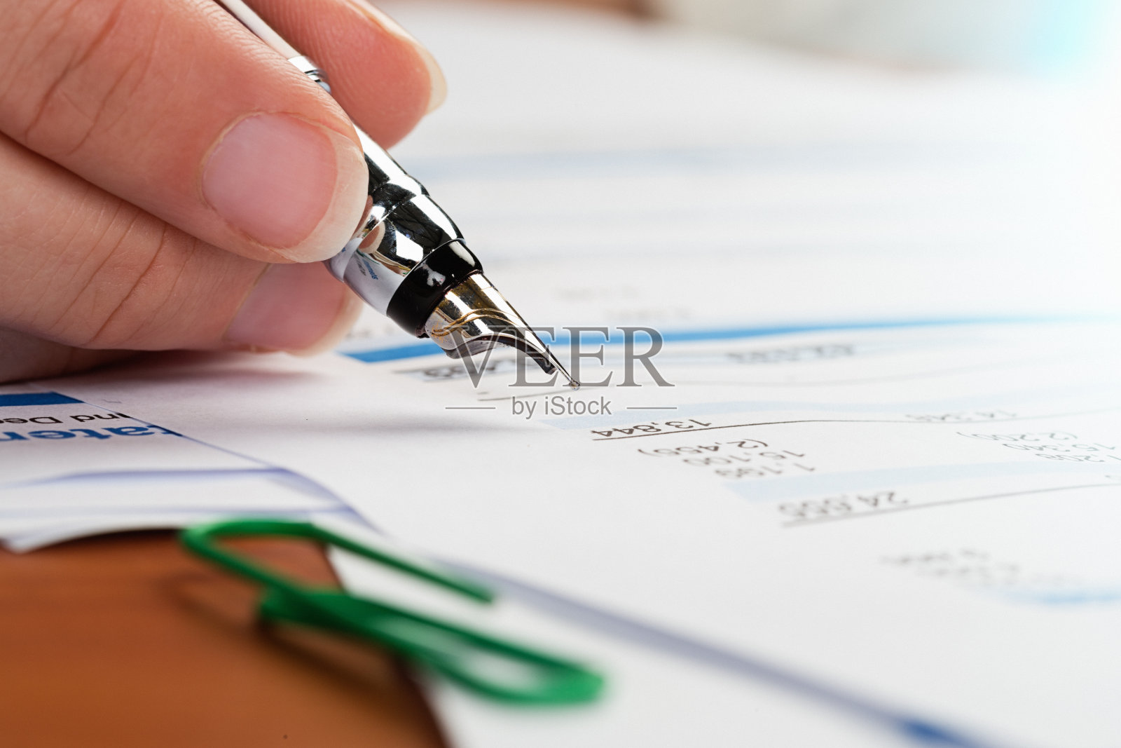 手工检查打印好的财务文件照片摄影图片