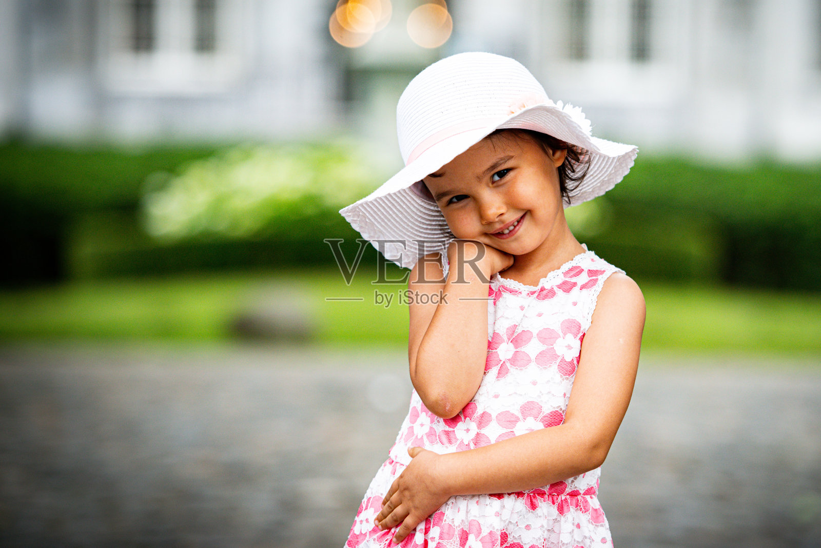 小女孩对着相机微笑的肖像照片摄影图片