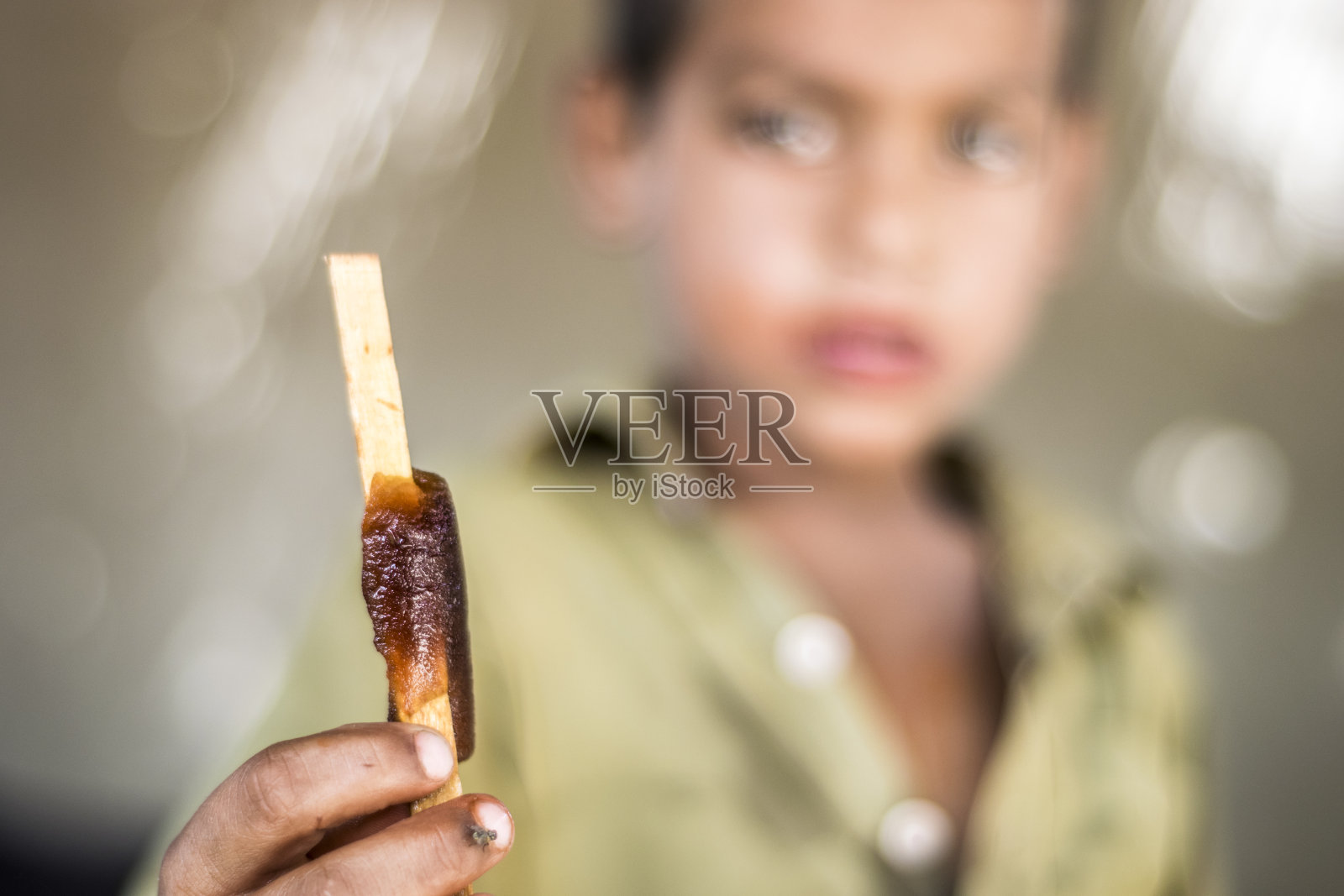 难民营中的饥饿孤儿男孩特写照片摄影图片