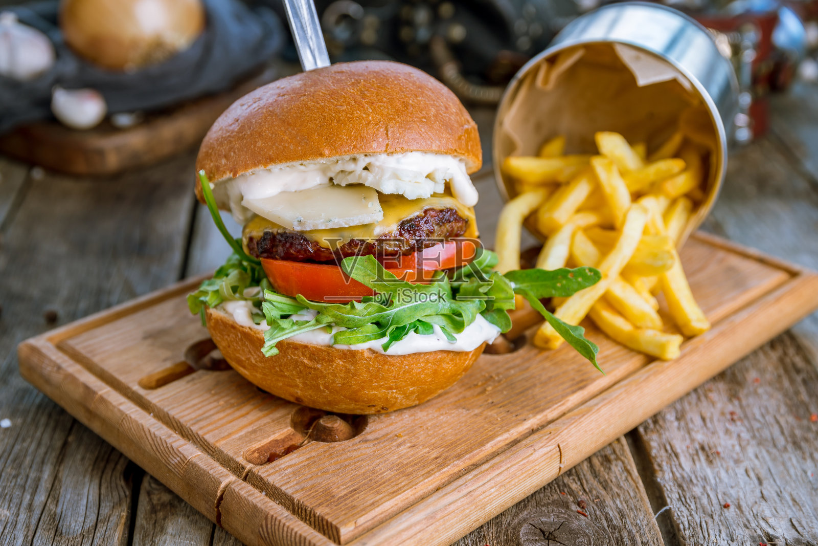 旧木桌上放着蓝奶酪酱汉堡照片摄影图片