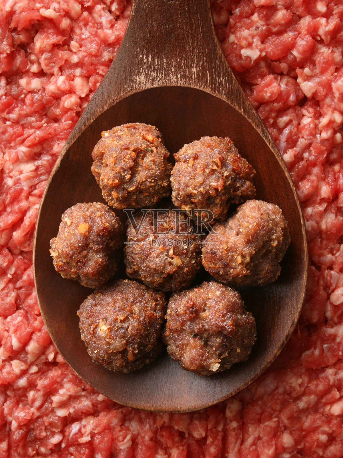 炸肉丸配生碎牛肉照片摄影图片