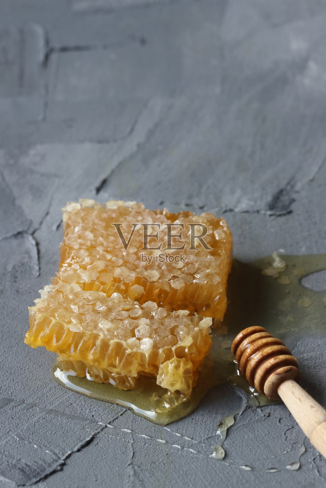 灰色背景上的蜂巢照片摄影图片