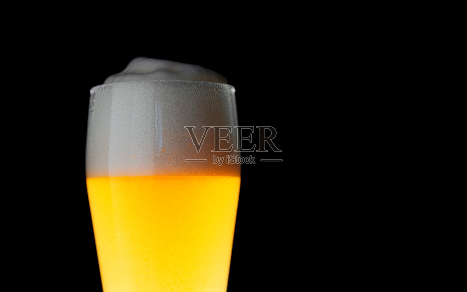 一杯小麦啤酒在一个黑暗的背景特写与copyspace照片摄影图片