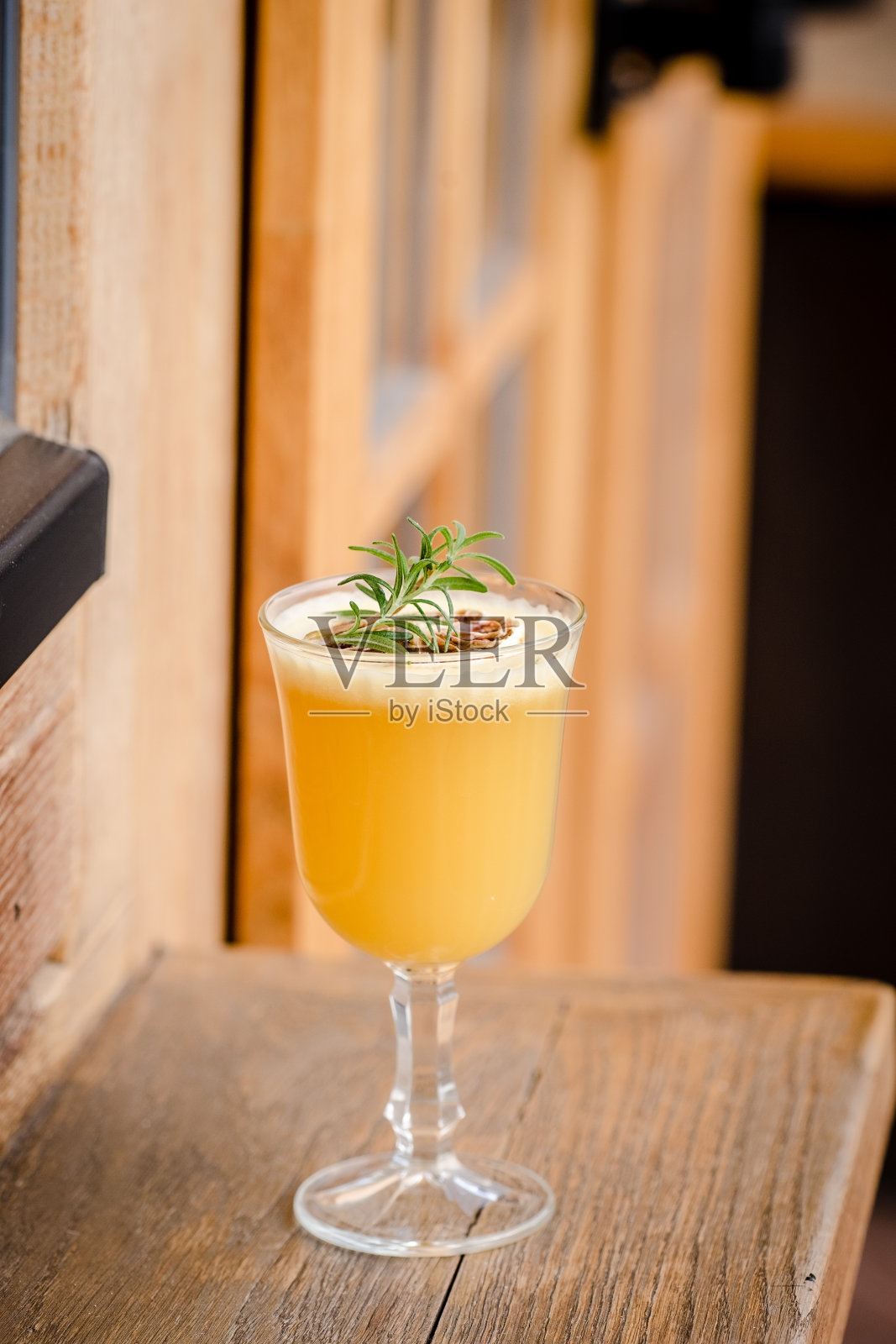 把热腾腾的鸡尾酒倒在木桌上照片摄影图片