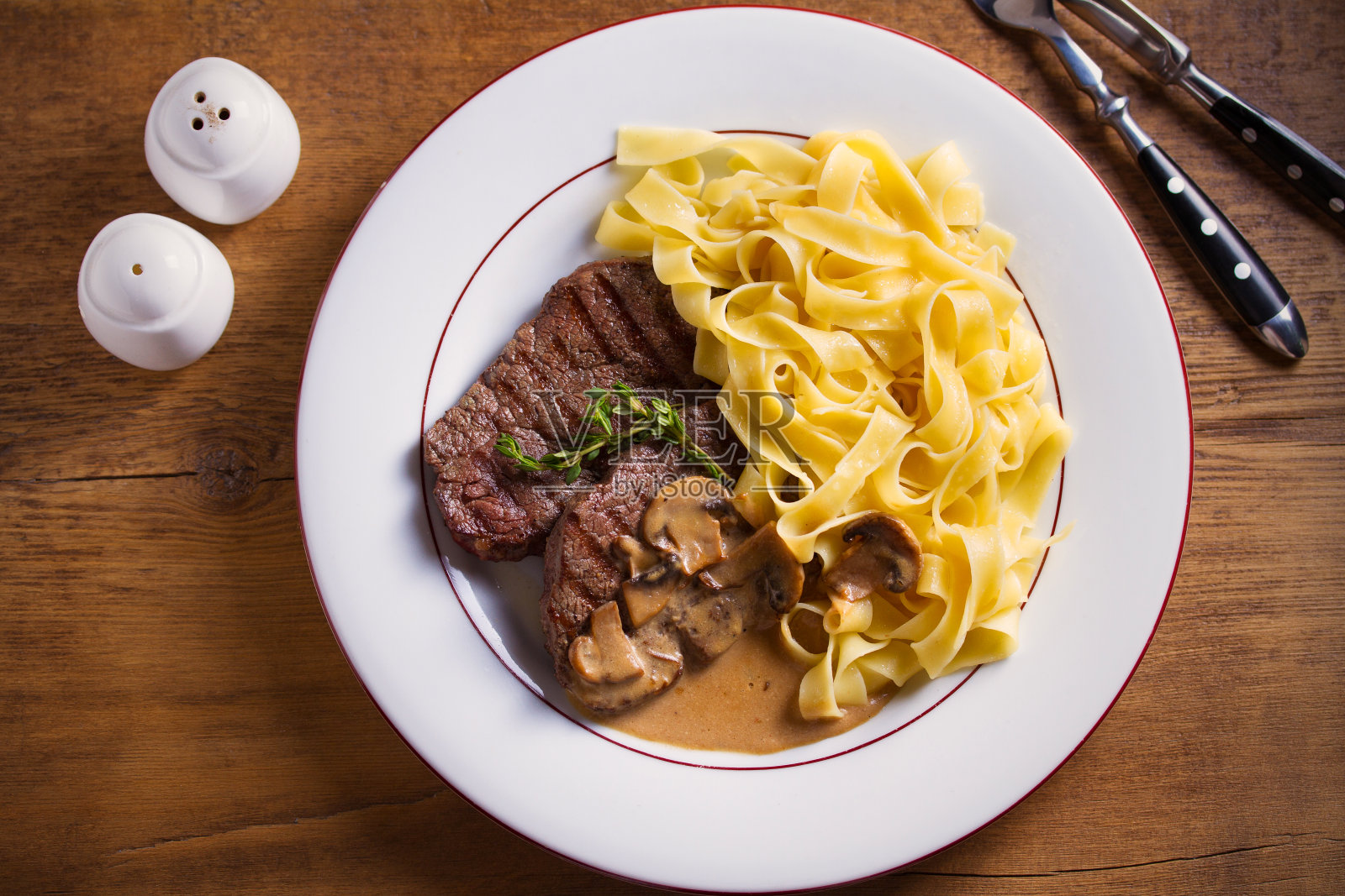 烤牛排和蘑菇酱面，配以百里香照片摄影图片