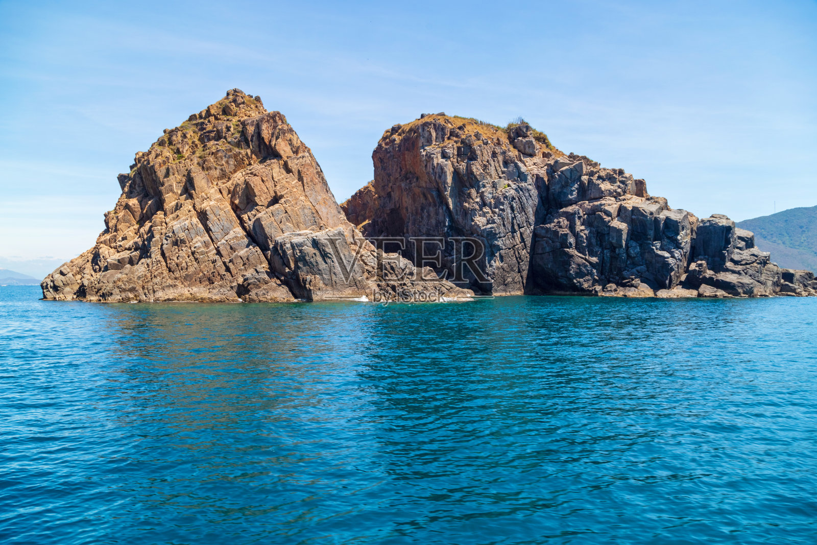 阳光下，南海的山坡与青山相映。越南照片摄影图片