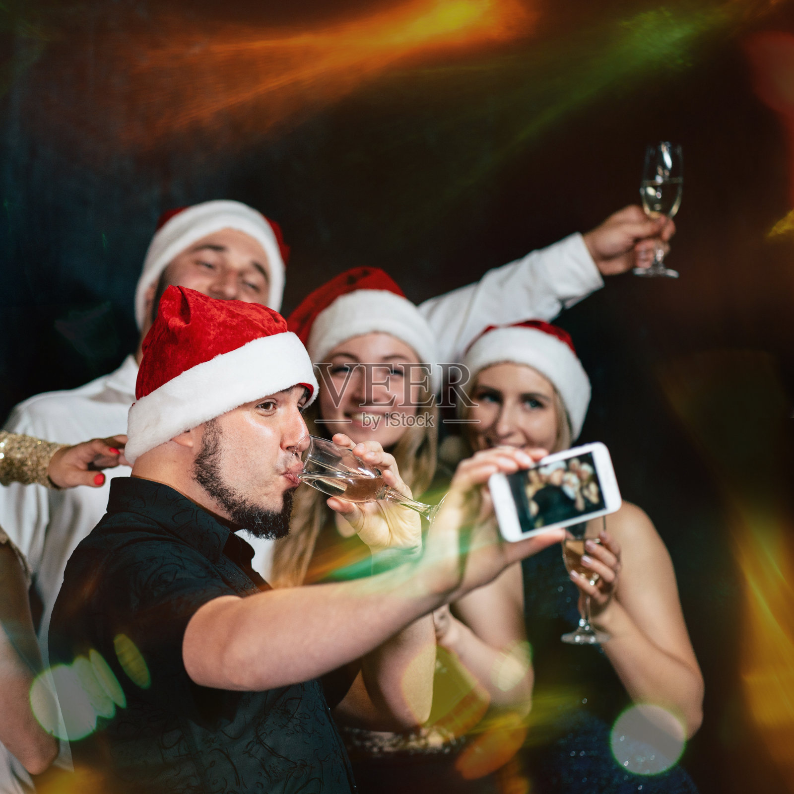 朋友们喝着香槟，一起自拍照片摄影图片