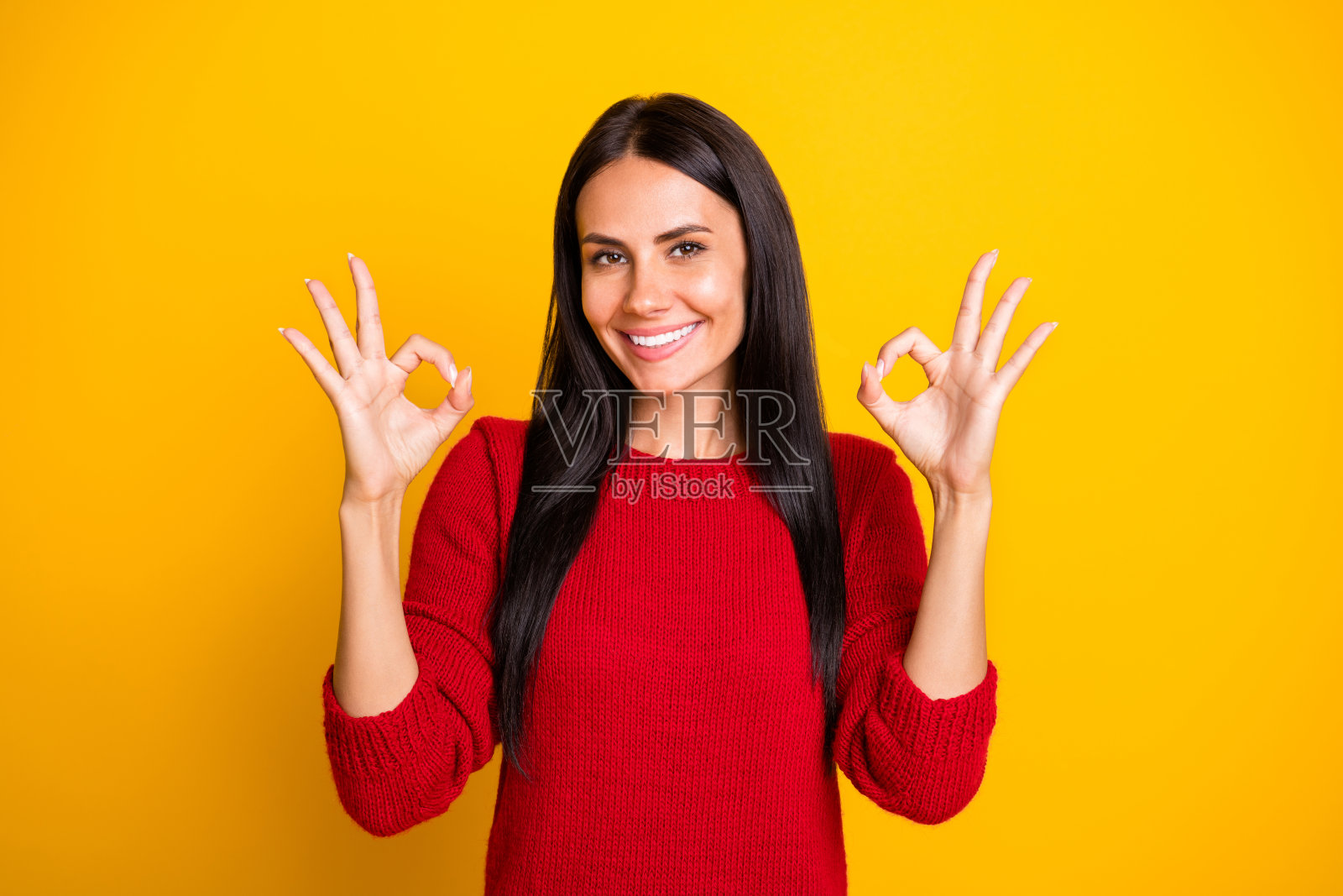 迷人的女士的肖像显示ok标志广告促销穿红色套头衫孤立在黄色背景照片摄影图片