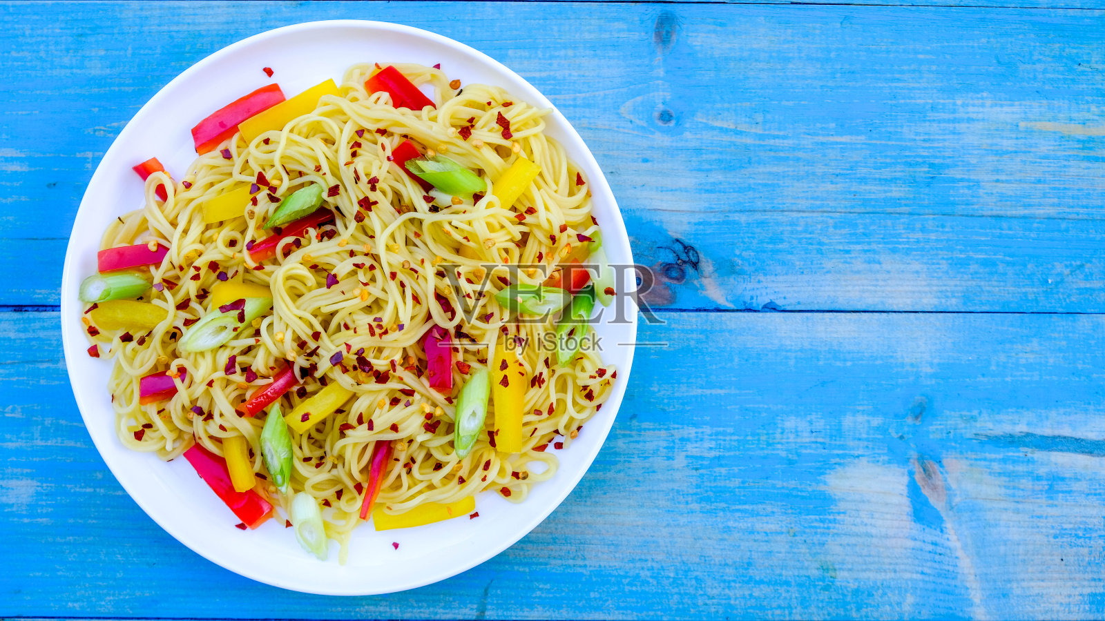 鸡蛋面和红辣椒沙拉照片摄影图片