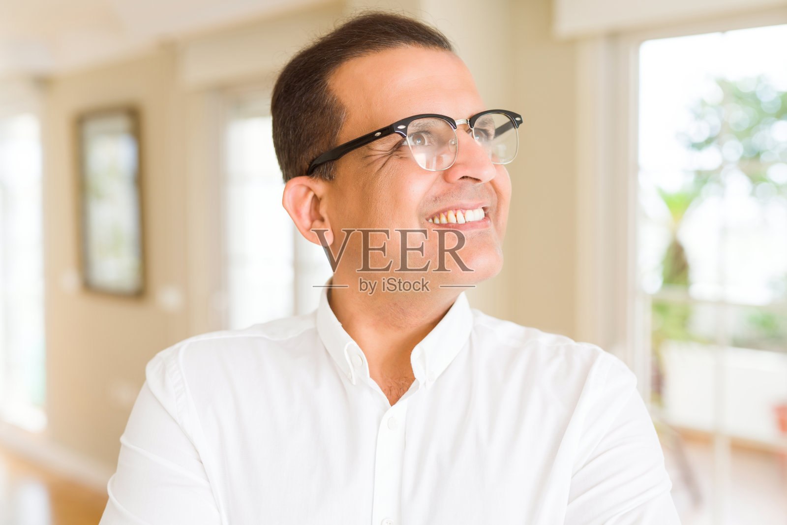 中年男子戴着眼镜在家对着镜头微笑照片摄影图片