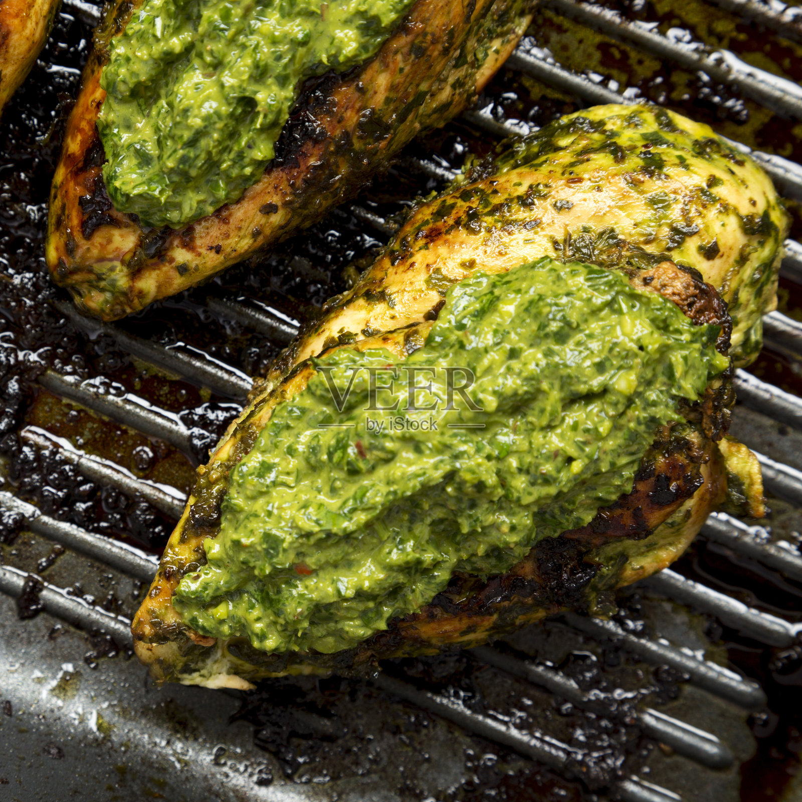 在烤盘上烤香辣鸡胸肉，从上往下看。平躺，俯视图。特写镜头。照片摄影图片