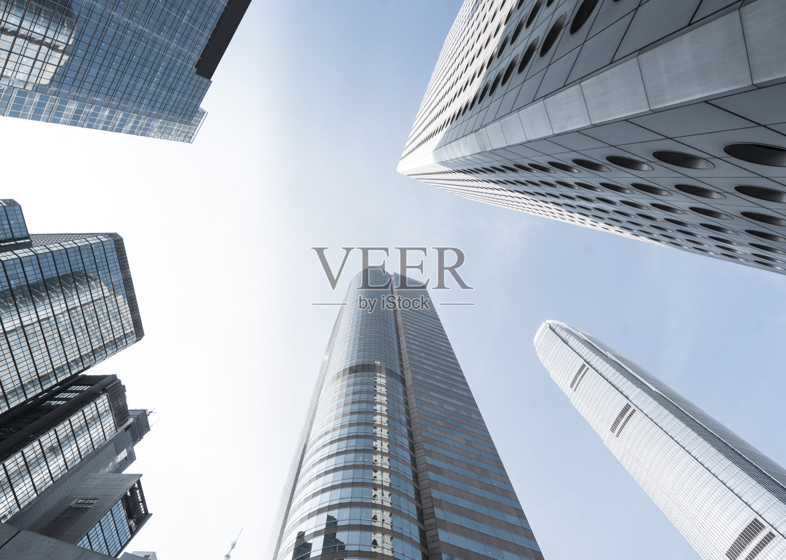 就在香港市中心现代金融摩天大楼的正下方照片摄影图片