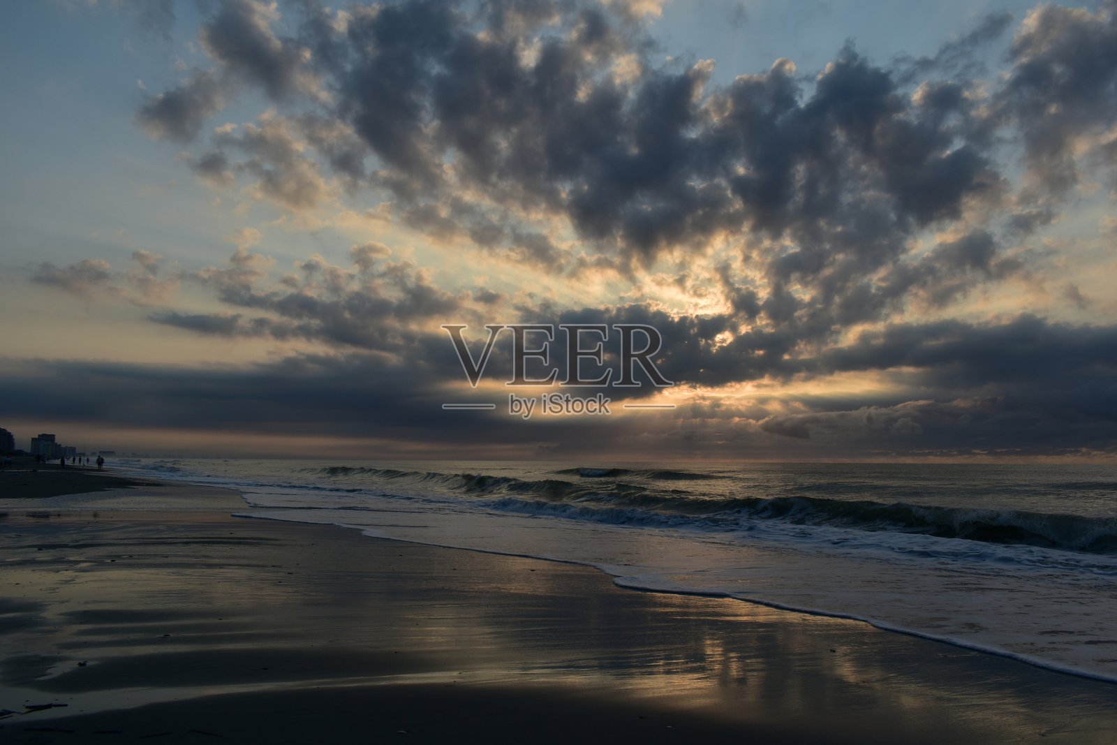 太阳从云里探出头来照片摄影图片