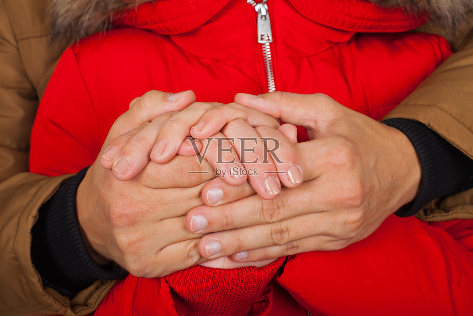 冬天牵手的情侣照片摄影图片