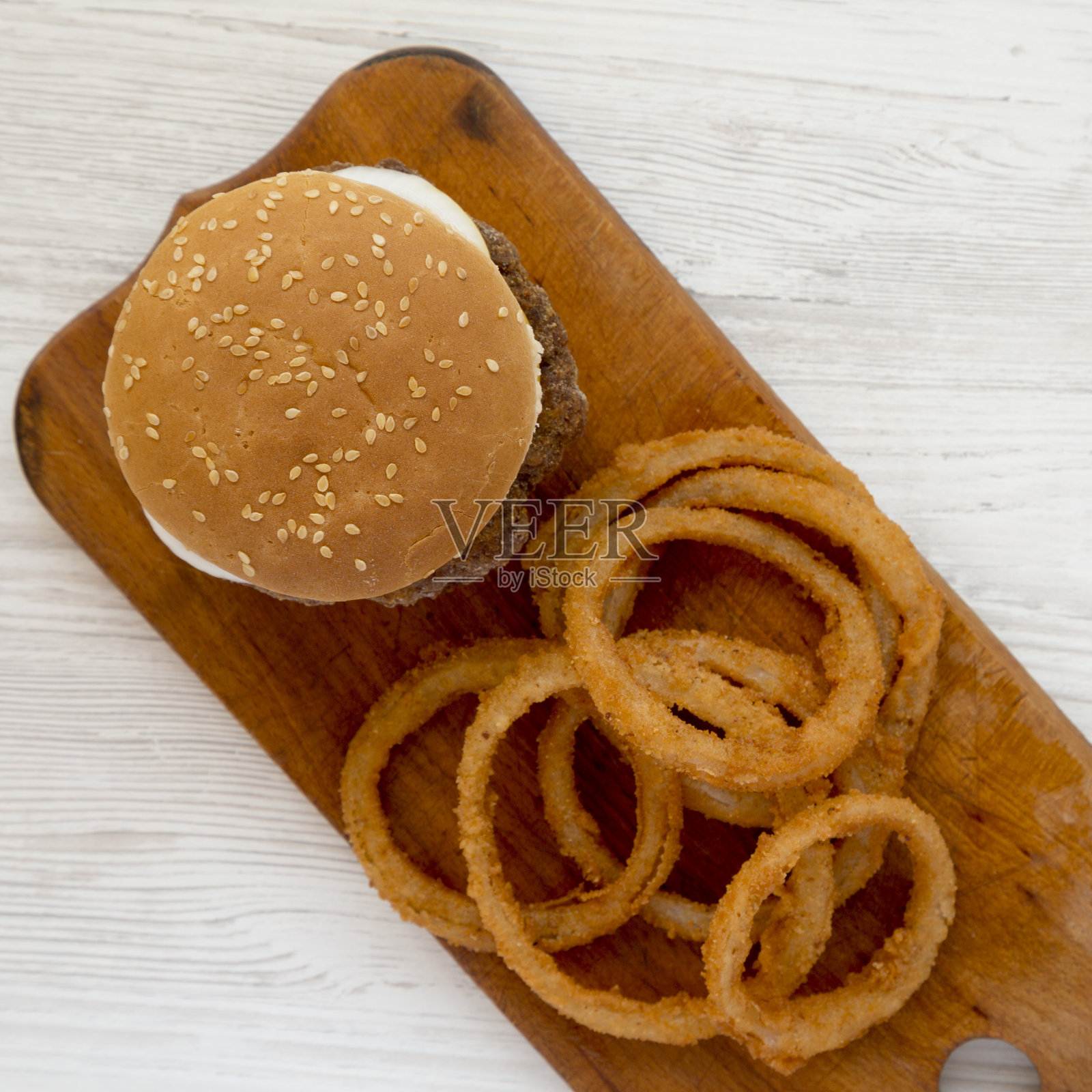 自制的密西西比鼻涕虫汉堡白色木质表面上有洋葱圈，俯视图。平躺着，从上面，头顶上。照片摄影图片