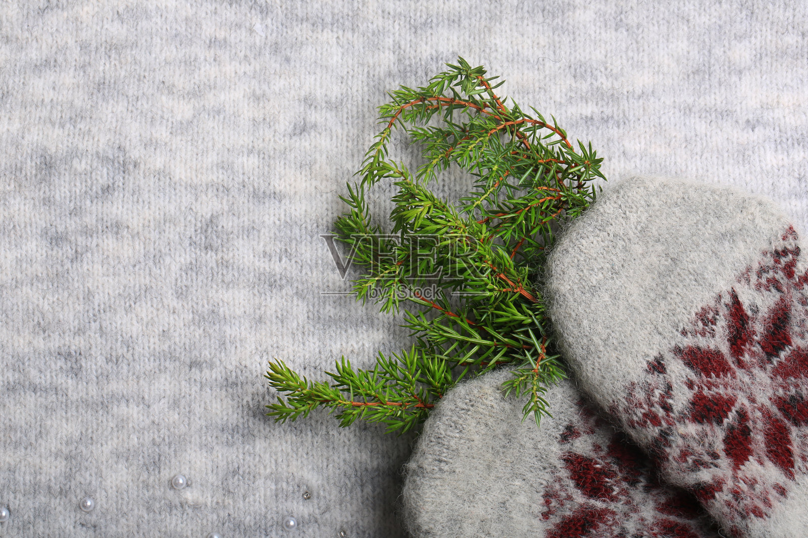 温暖的圣诞节。编织的手套和圣诞树。新年假期背景照片摄影图片