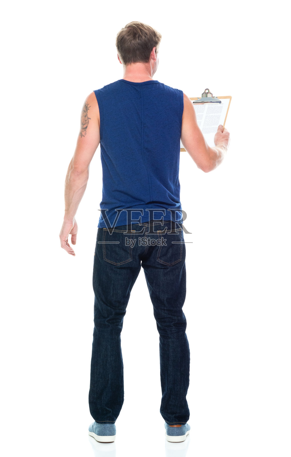 全长/后视镜/后视镜/一人独身/一人20-29岁的成年帅哥白种人/青年男子无袖站立穿着背心/牛仔裤/长裤/帆布鞋/酷的态度照片摄影图片