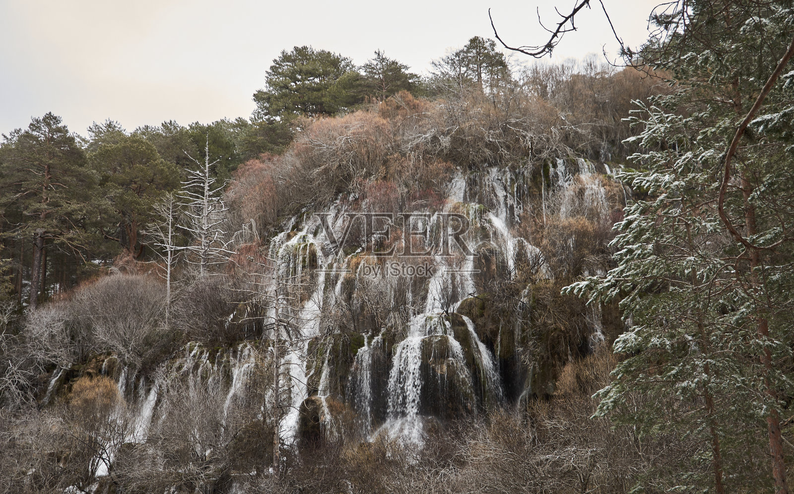 库尔沃河诞生处的瀑布，在科多诺维加，Serranía德昆卡。西班牙卡斯蒂利亚·拉曼查照片摄影图片