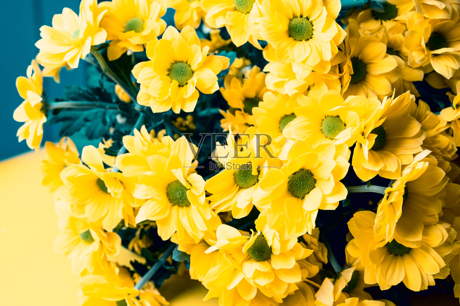 一大束黄花横放着照片摄影图片