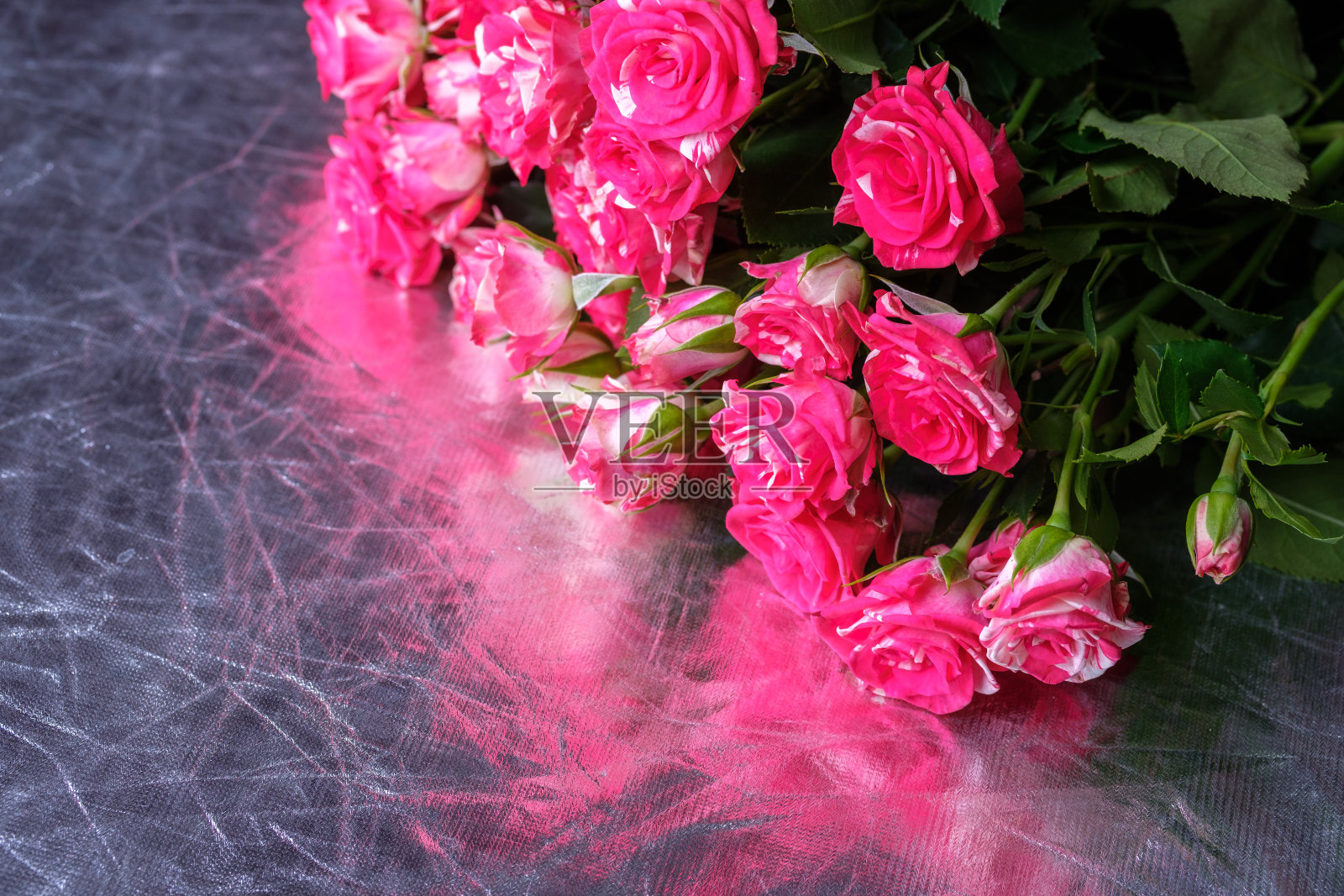 白色的红色的玫瑰躺成一束照片摄影图片