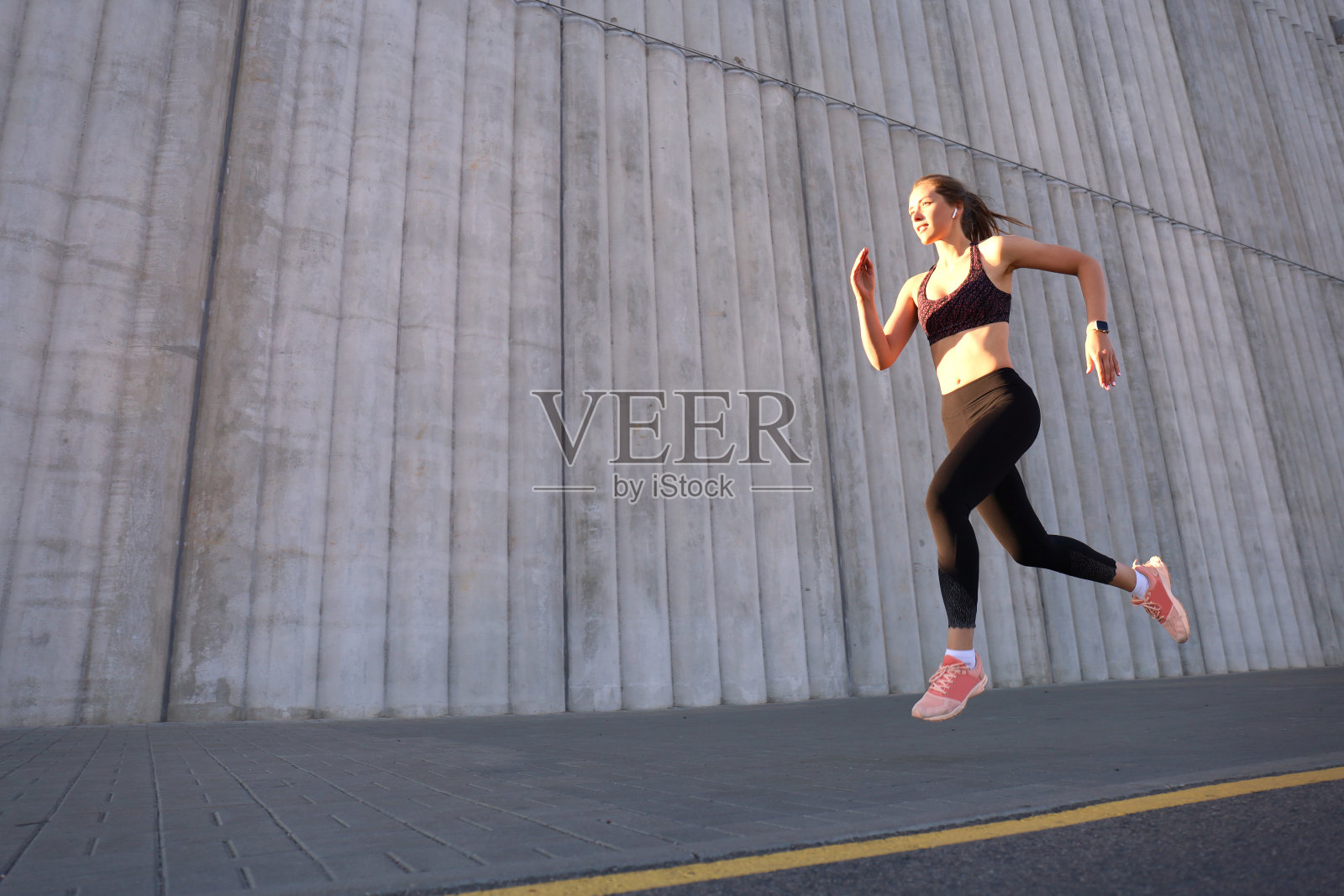 年轻迷人的女人完美苗条的身体在户外跑步。健身与跑步理念照片摄影图片