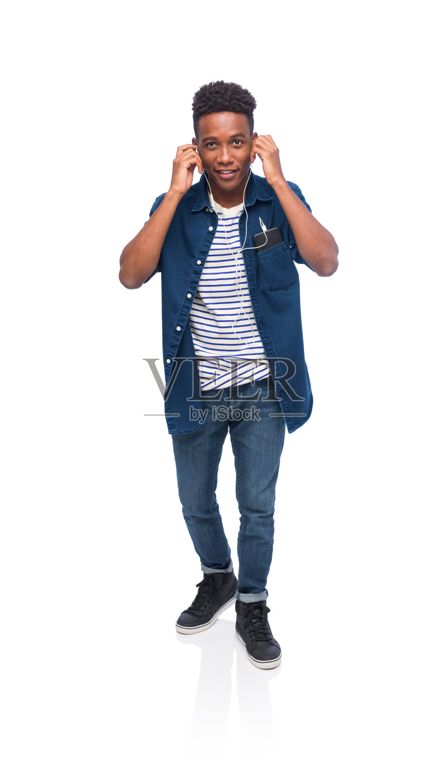 戴着耳机的年轻男性照片摄影图片