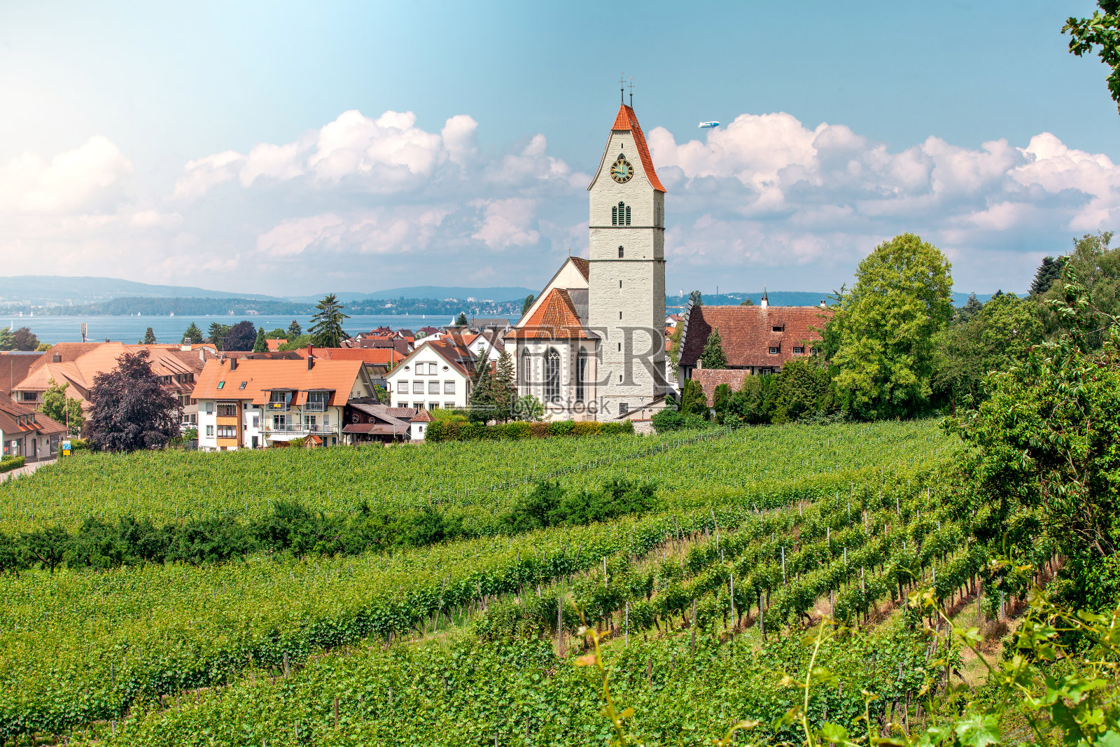 康斯坦斯湖全景。这幅画上有齐柏林飞艇、苹果树和哈格瑙的天主教圣约翰浸礼会教堂。照片摄影图片