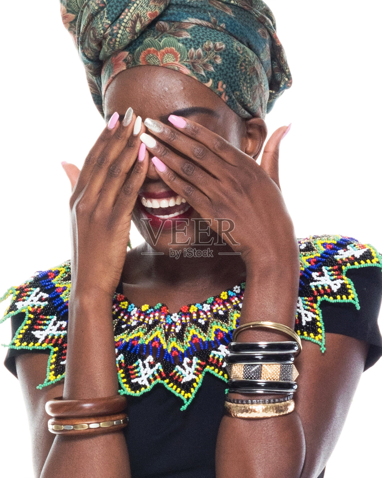 20-29岁的非洲裔/非裔年轻女性/女性在白色背景下戴着头巾/穿着传统服装，看不见恶，听不到恶，说不出恶照片摄影图片