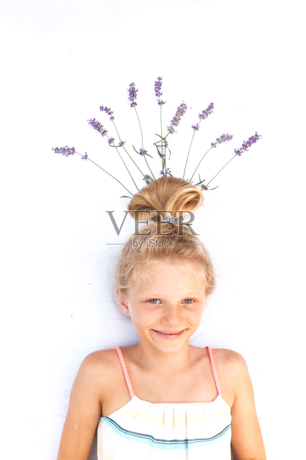 迷人的微笑年轻的孩子与金发发髻副本空间照片摄影图片