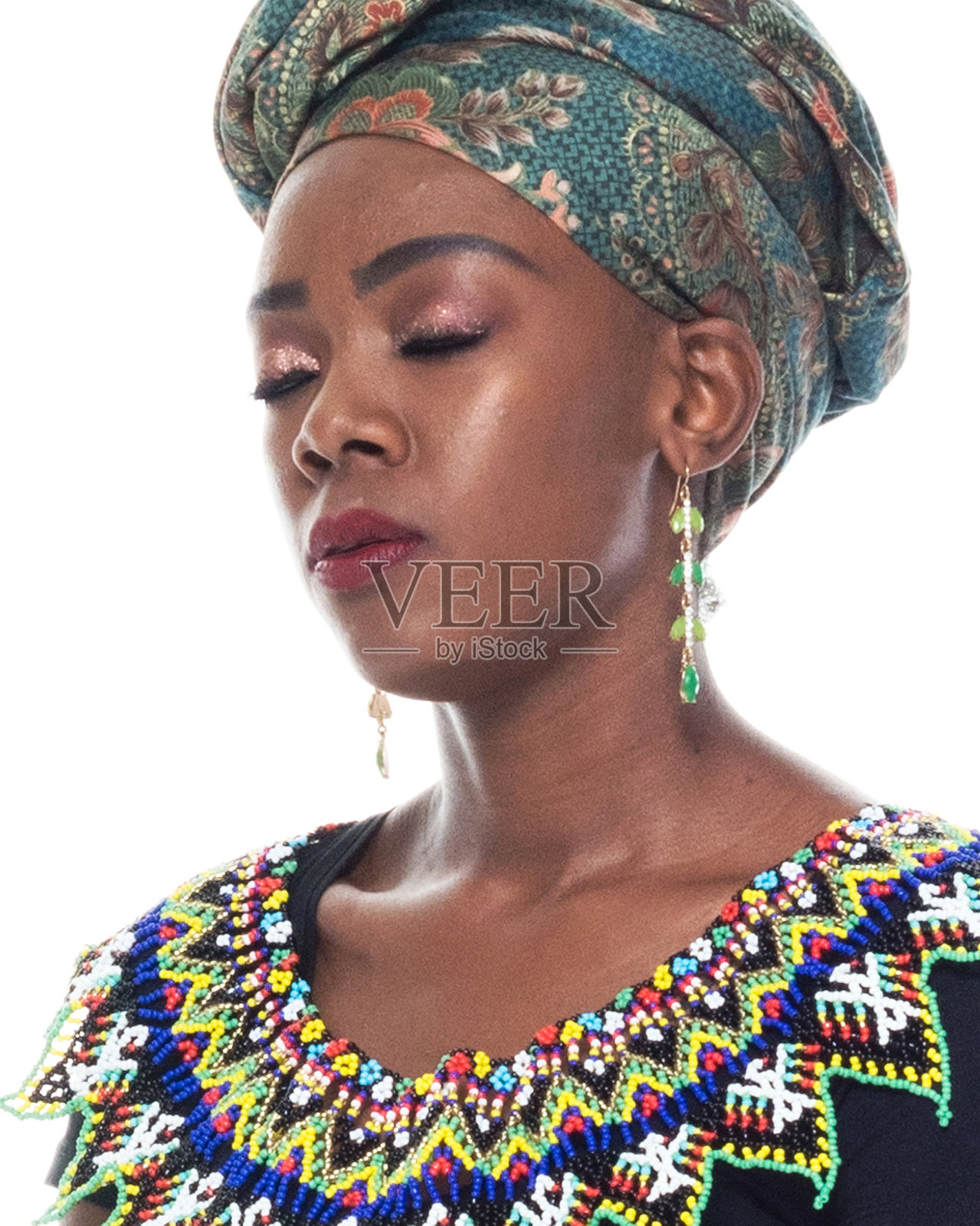 20-29岁的非洲裔/非洲裔年轻女性/女性在白色背景下戴着头巾/穿着传统服装，感到焦虑/绝望/沮丧/情绪紧张照片摄影图片