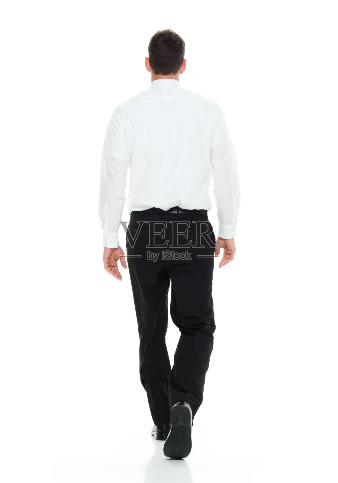 全身/一人/一人/后视图30-39岁英俊的人白人男性/中年成年男子/中年商人/商人走在白人背景谁是快乐/开朗照片摄影图片