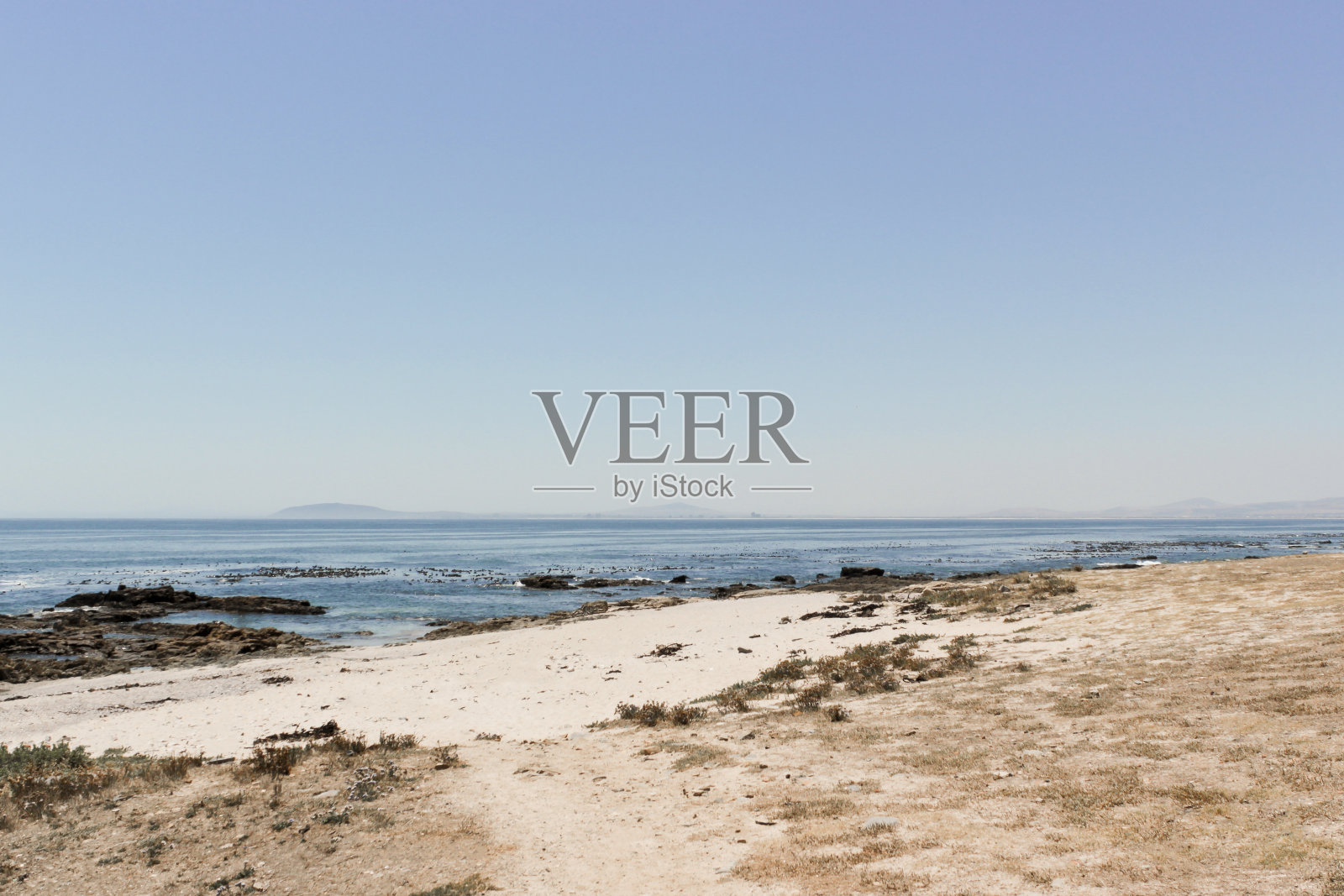 从南非开普敦的海点步道上看到的罗本岛。照片摄影图片