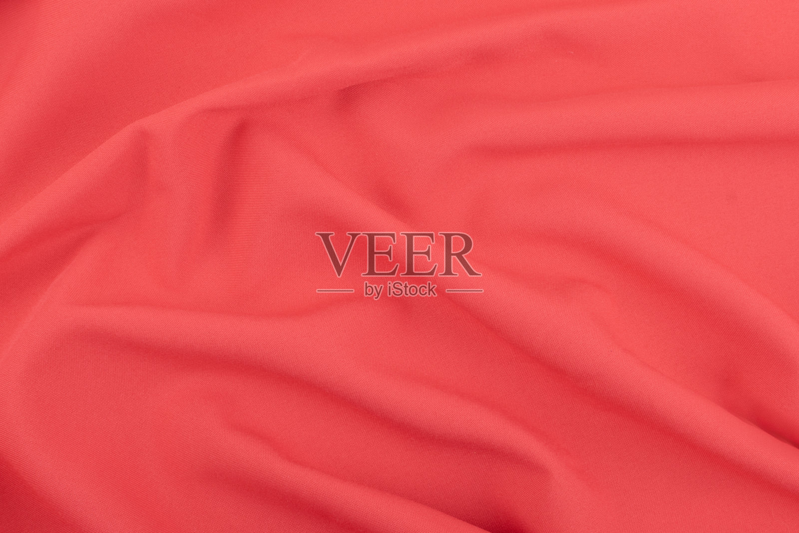 红珊瑚无光织物的纹理与褶皱。特写的波纹红色丝绸织物在玫瑰形式。照片摄影图片