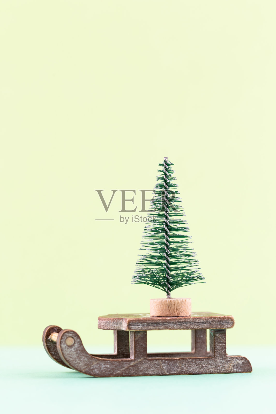 彩色背景上的圣诞树，圣诞或新年简约概念照片摄影图片