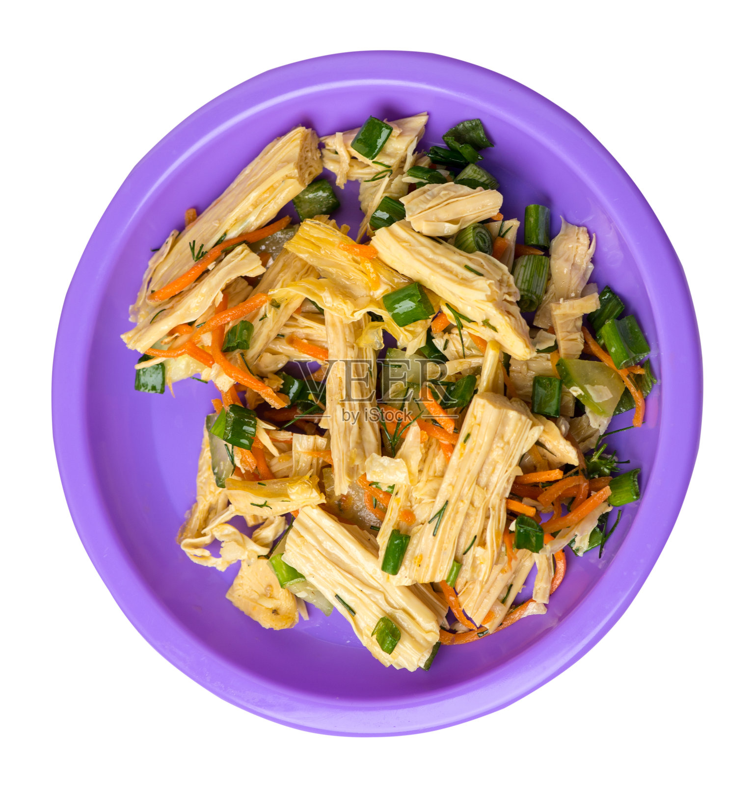 一盘配有大豆、芦笋、胡萝卜、黄瓜和饺子的沙拉。素食大豆沙拉在一个盘子孤立的白色背景。健康饮食上照片摄影图片