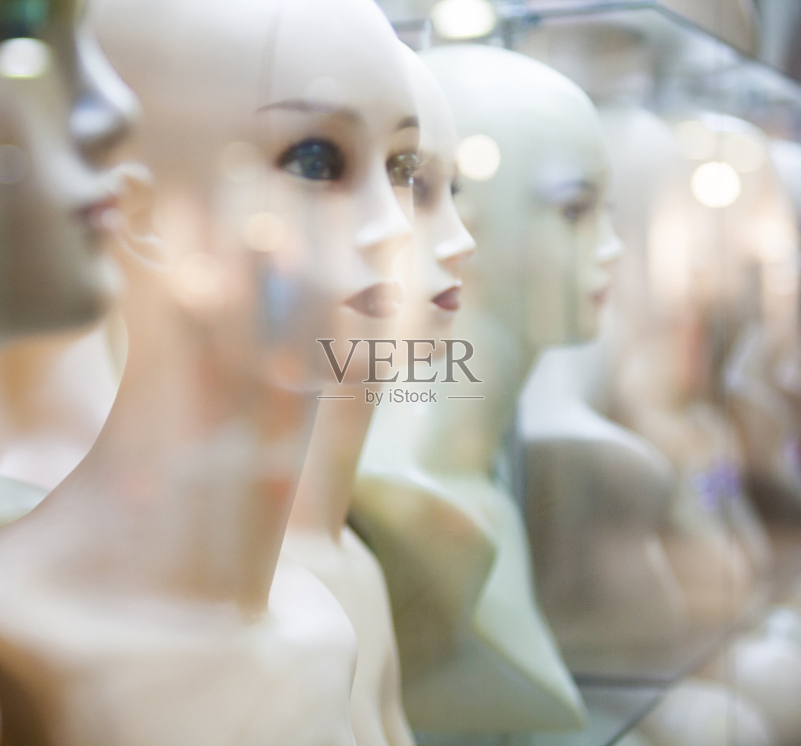 商店橱窗里的女性模特。照片摄影图片