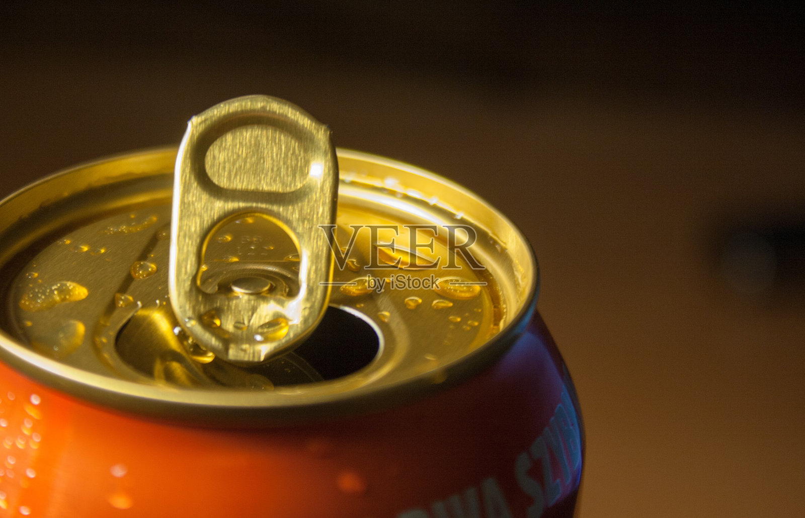 近距离的啤酒罐头上的黑色背景照片摄影图片