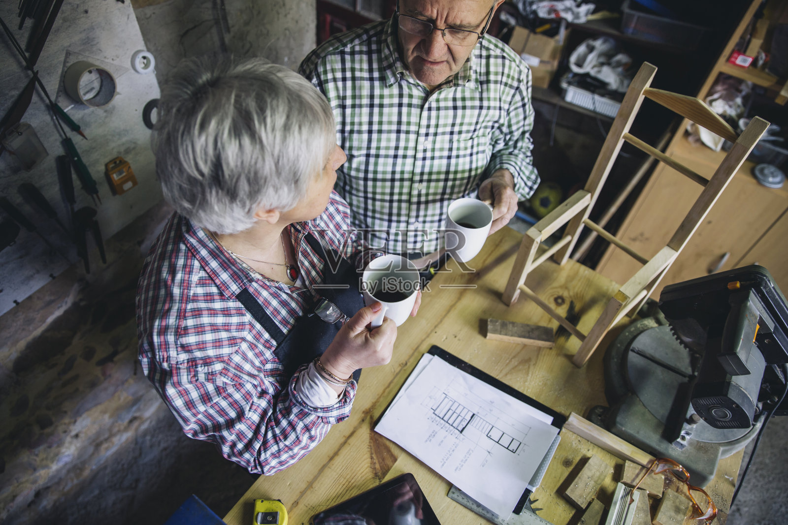 老夫妇在做木工照片摄影图片
