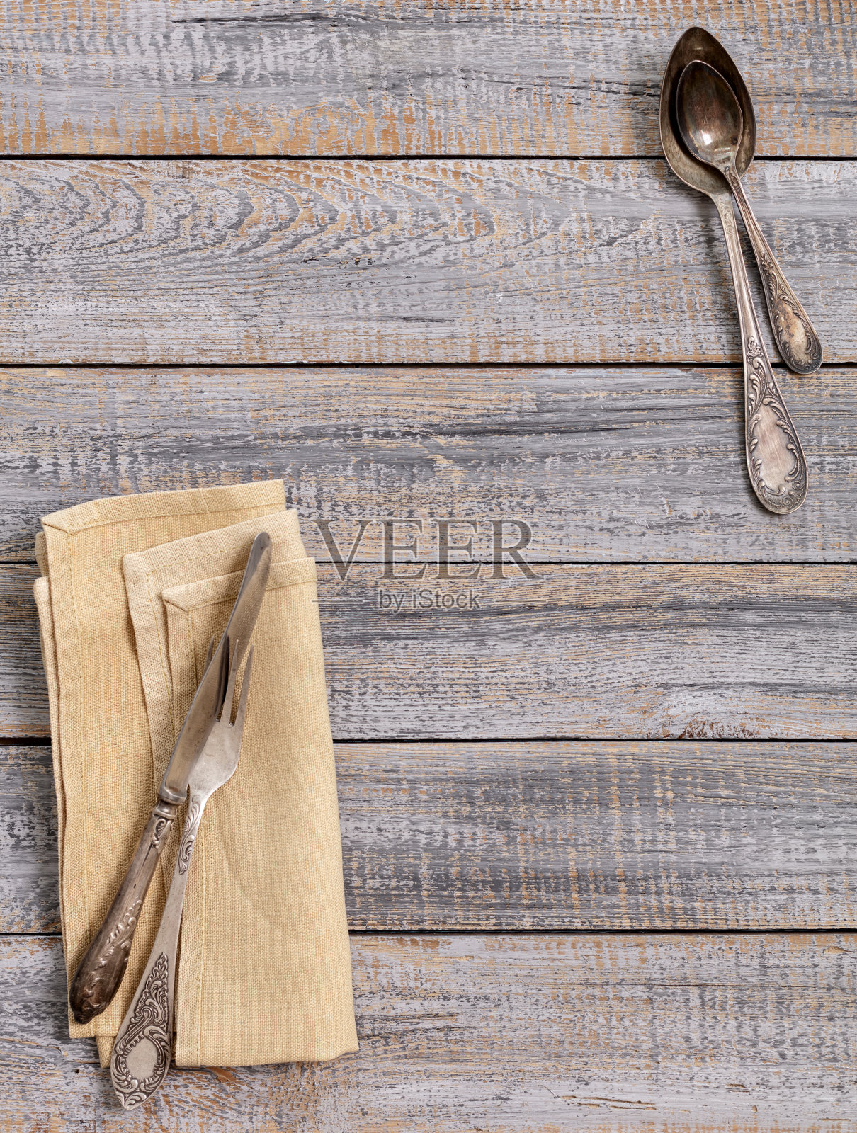 复古餐具-勺子，叉子和刀在一个古老的木制背景。照片摄影图片