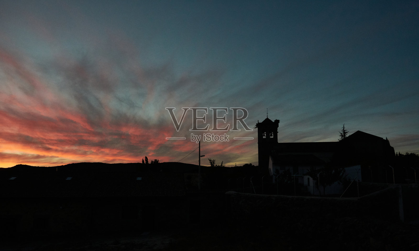 全景日落在加莱戈斯的教堂Solmirón，萨拉曼卡，卡斯蒂利亚León，西班牙照片摄影图片