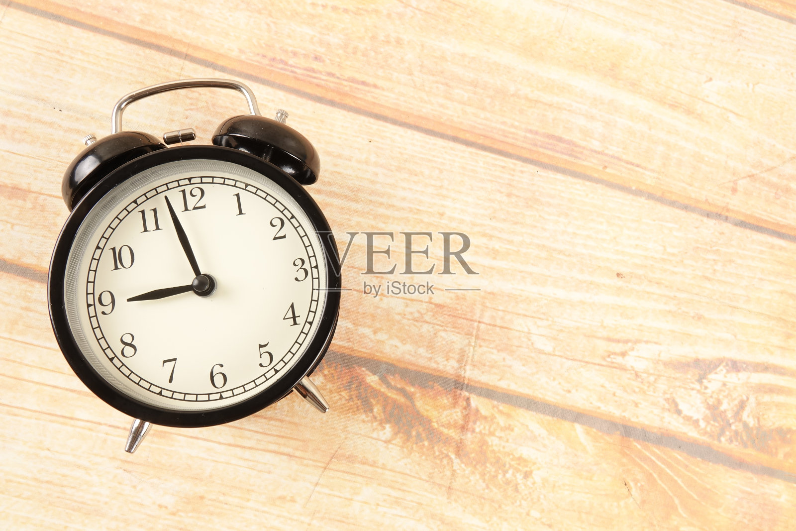 时间概念与黑色闹钟。照片摄影图片