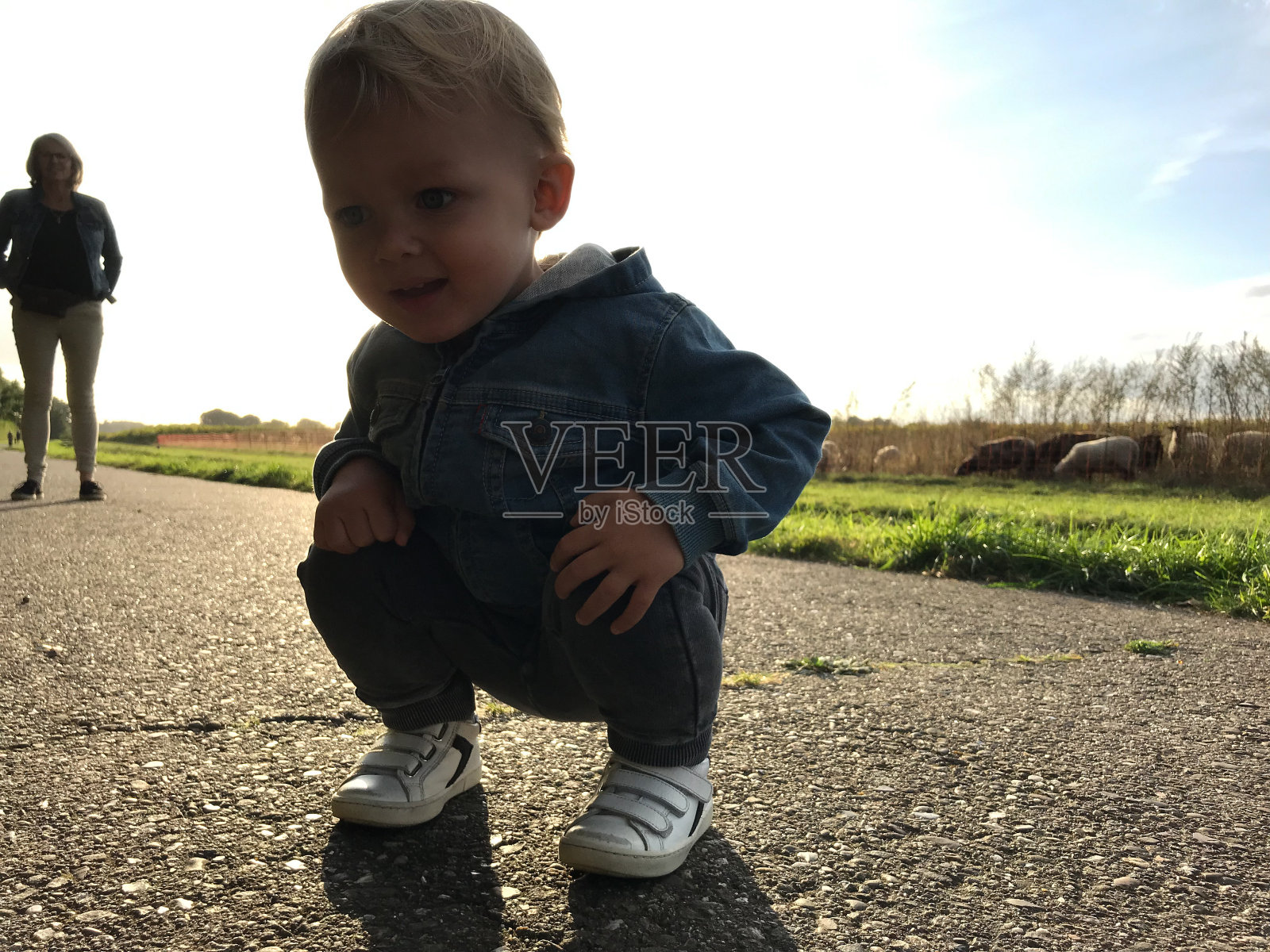 行走与孙子照片摄影图片